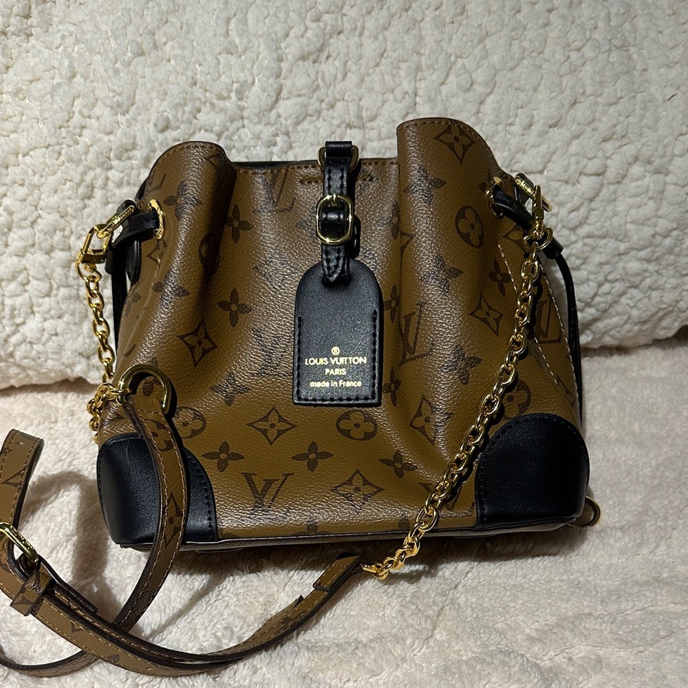 High quality bucket bag with detachable strap